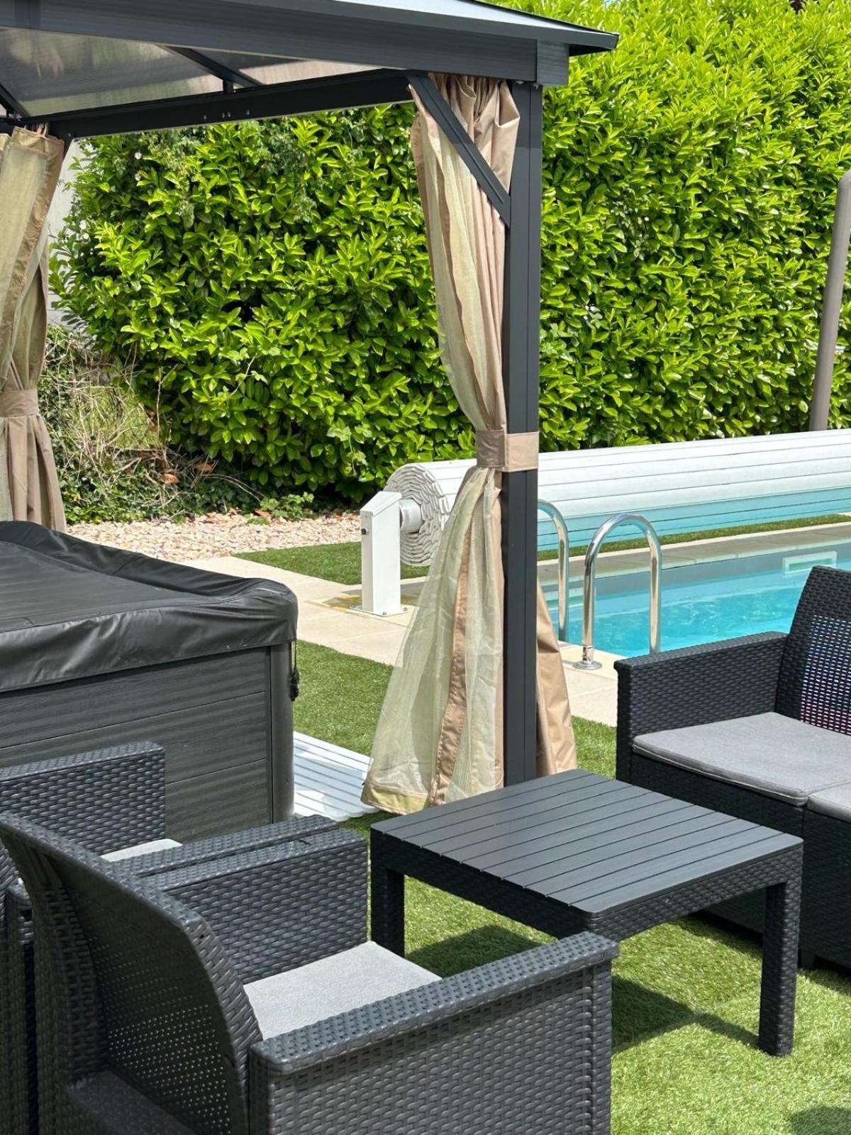Jolie Villa Independante Climatisee 3 Chambres Tout Confort 6 Couchages, Piscine Chauffee 4 X 8 Disponible Selon Meteo De Mai A Fin Septembre, Jacuzzi 4 Places, Boulodrome Eclaire, Ping-Pong, Wifi, Proche Commerces Animaux Domestiques Sur Demande Bretenoux Εξωτερικό φωτογραφία